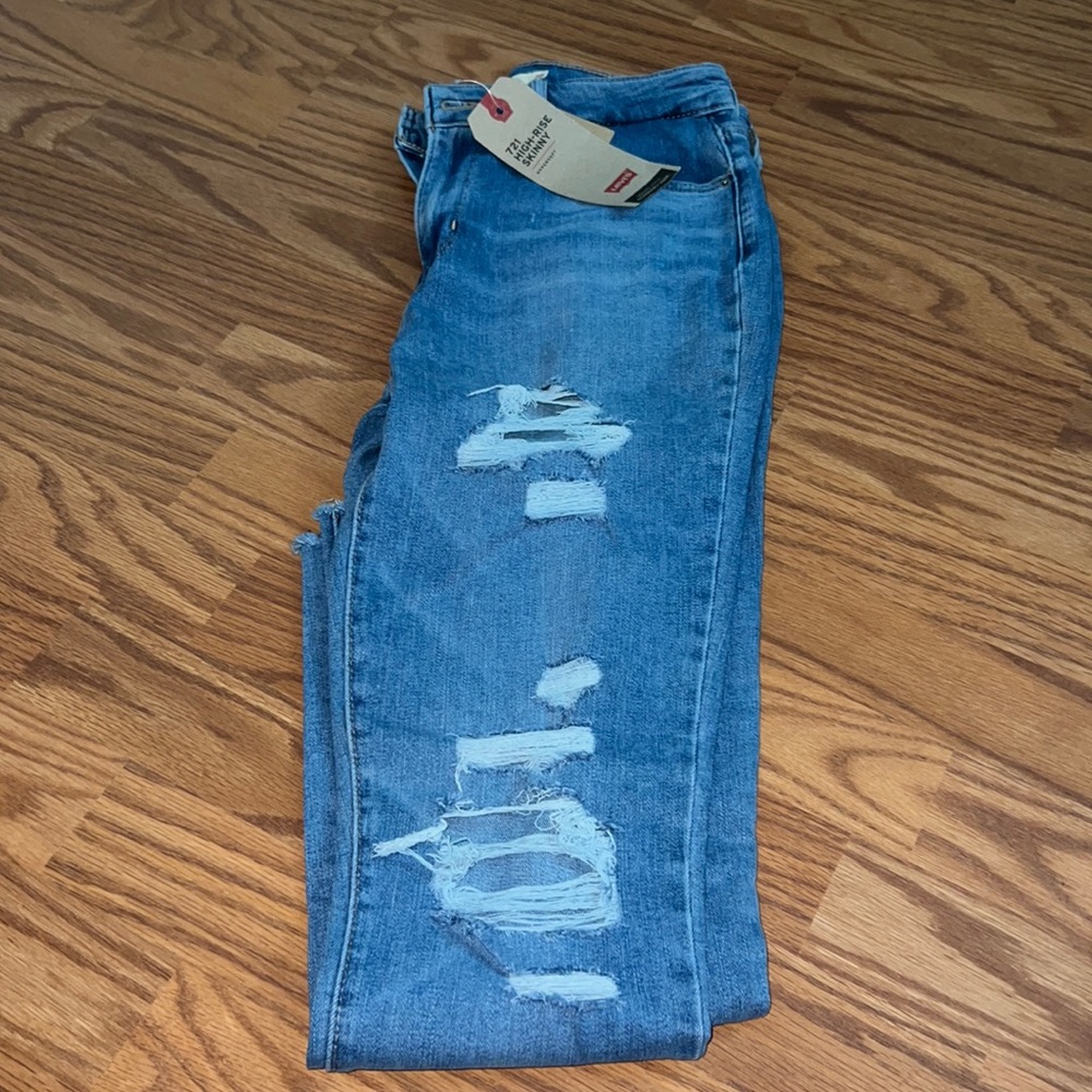 Brand new Levi’s high rise skinny ripped jeans